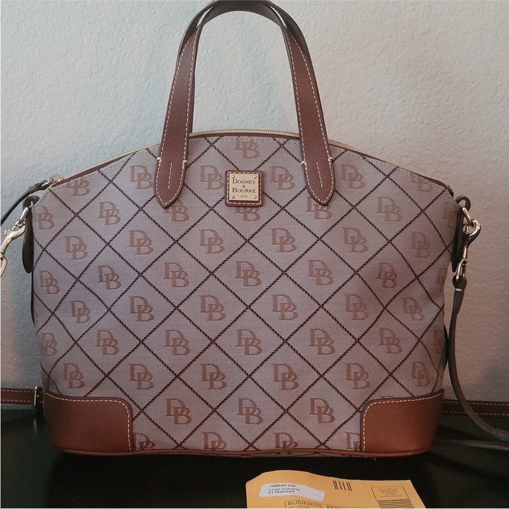 Dooney and Bourke Maxi Quilt Large
Gabriella EUC